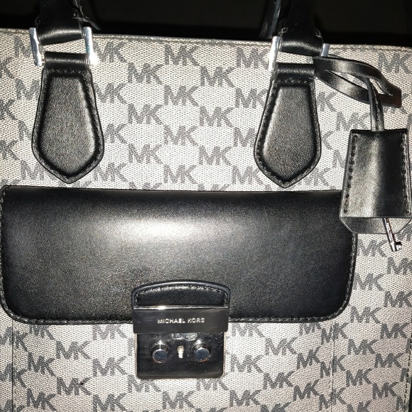 ❌️SOLD❌️Michael Kors Handbag/Crossbody - Picture 4 of 5